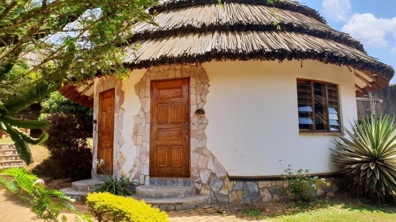 Banda Lodge Masaka Esterno foto